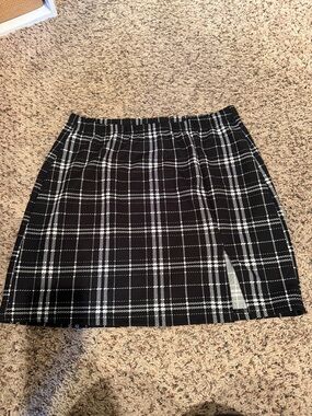 SHEIN Black and White Plaid Mini Skirt with Side Slit